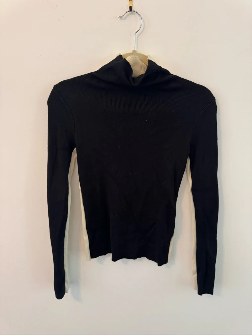Size M Women's Two-Tone Mock Neck Sweater in Cream and Black